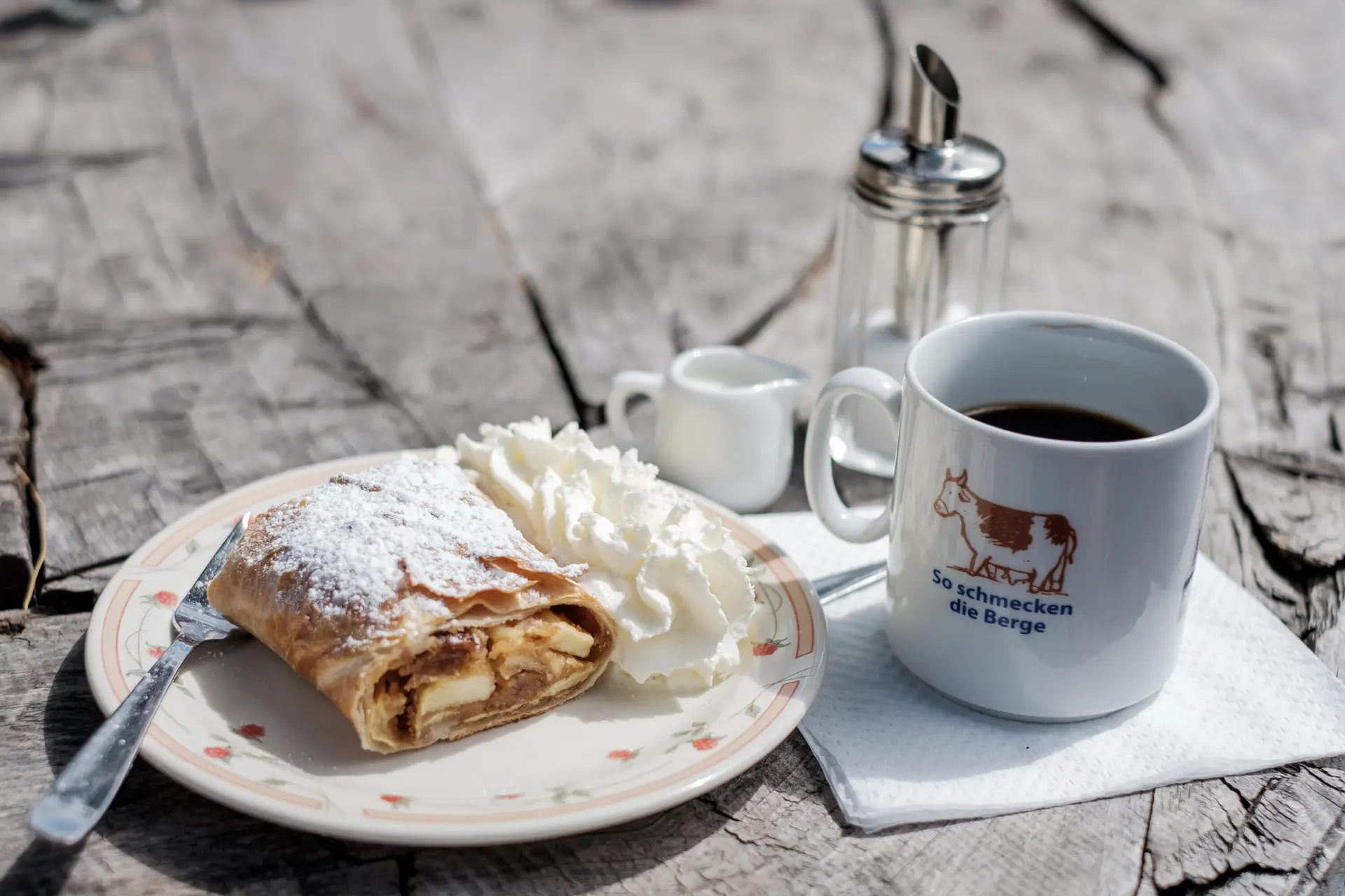 Brotzeit auf der Hütte: Apfelstrudel und Kaffee | © DAV/Hans Herbig